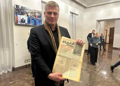 Poslanec Motoristů Filip Turek ukazuje archivní noviny z komunistické éry, které měl před sebou v době projevu prezidenta Petra Pavla v Poslanecké sněmovně.