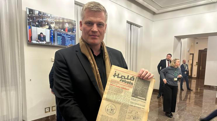 Poslanec Motoristů Filip Turek ukazuje archivní noviny z komunistické éry, které měl před sebou v době projevu prezidenta Petra Pavla v Poslanecké sněmovně.