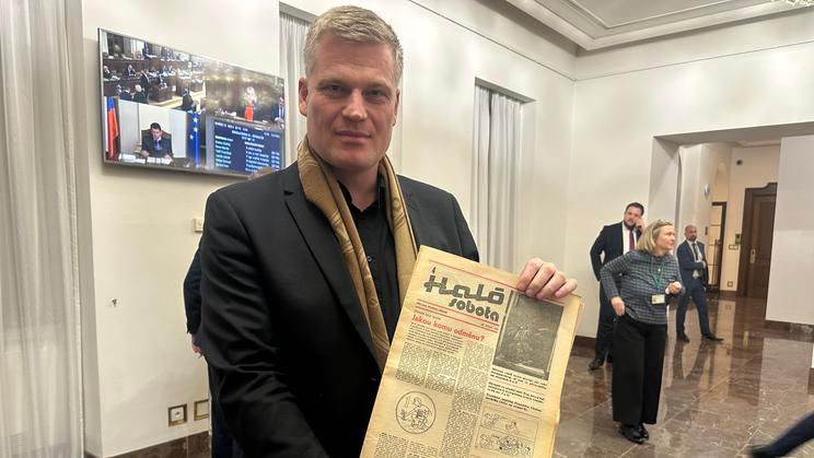 Poslanec Motoristů Filip Turek ukazuje archivní noviny z komunistické éry, které měl před sebou v době projevu prezidenta Petra Pavla v Poslanecké sněmovně.