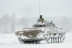 Zastaralá bojová vozidla BVP-2 (na snímku) mají v české armádě nahradit švédské stroje CV90. I na ně ale letos ministerstvo obrany vyčlení o několik miliard korun méně, než se plánovalo. Přitom i v tomto kontraktu mají podíl firmy Michala Strnada.