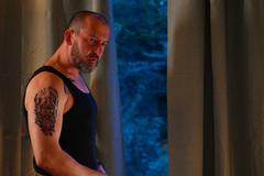 Martin Hofmann jako drsný soukromý detektiv v krimi thrilleru Říkají mi Lars. 