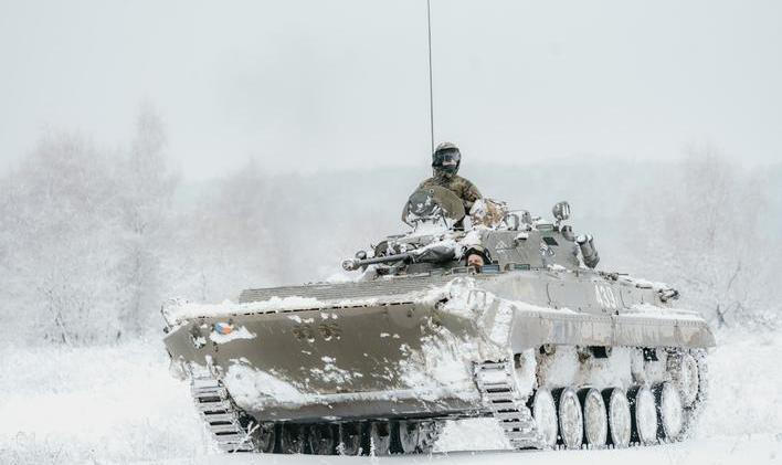 Zastaralá bojová vozidla BVP-2 (na snímku) mají v české armádě nahradit švédské stroje CV90. I na ně ale letos ministerstvo obrany vyčlení o několik miliard korun méně, než se plánovalo. Přitom i v tomto kontraktu mají podíl firmy Michala Strnada.