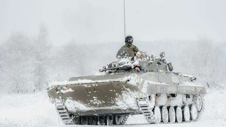Zastaralá bojová vozidla BVP-2 (na snímku) mají v české armádě nahradit švédské stroje CV90. I na ně ale letos ministerstvo obrany vyčlení o několik miliard korun méně, než se plánovalo. Přitom i v tomto kontraktu mají podíl firmy Michala Strnada.