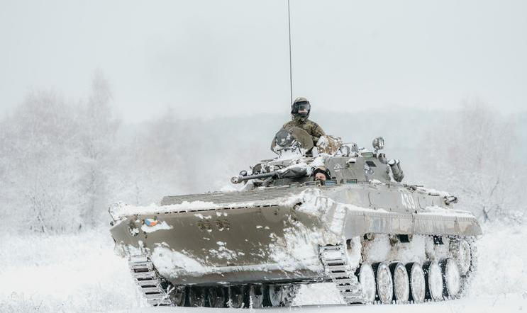 Zastaralá bojová vozidla BVP-2 (na snímku) mají v české armádě nahradit švédské stroje CV90. I na ně ale letos ministerstvo obrany vyčlení o několik miliard korun méně, než se plánovalo. Přitom i v tomto kontraktu mají podíl firmy Michala Strnada.