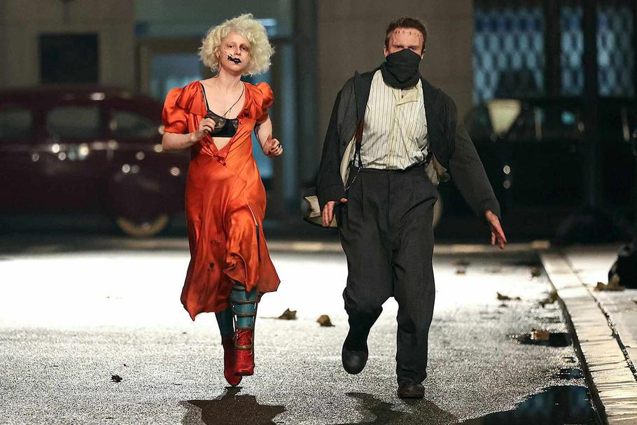 Film Nevěsta! režírovala Maggie Gyllenhaalová.