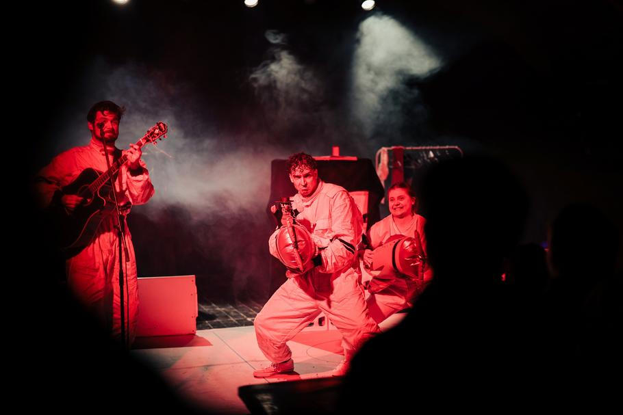 Z divadelní inscenace Blackout Prague.