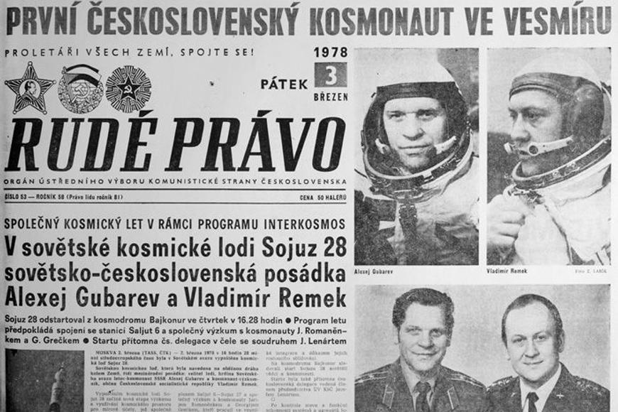 "Rád bych mu dal dárek, aby se do Senátu těšil," řekl Töpfer a dal Macinkovi noviny