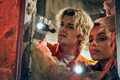 Joe Keery a Georgina Campbellová ve sci-fi komedii Parazit z chlaďáku.