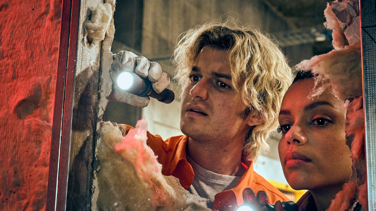 Joe Keery a Georgina Campbellová ve sci-fi komedii Parazit z chlaďáku.