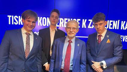 Ředitel Smíchovské střední průmyslové školy Radko Sáblík (druhý zprava) s trojicí studentů, kteří iniciovali jeho nominaci do boje o senátní křeslo.