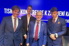 Ředitel Smíchovské střední průmyslové školy Radko Sáblík (druhý zprava) s trojicí studentů, kteří iniciovali jeho nominaci do boje o senátní křeslo.