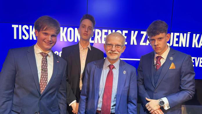 Ředitel Smíchovské střední průmyslové školy Radko Sáblík (druhý zprava) s trojicí studentů, kteří iniciovali jeho nominaci do boje o senátní křeslo.