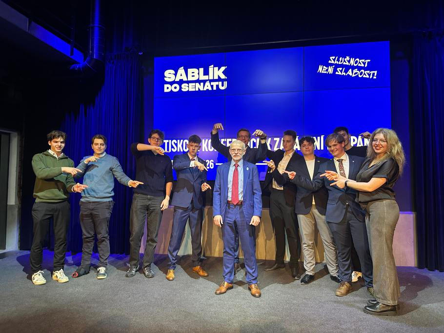 Studenti společně s předsedou ODS Martinem Kupkou ukazují na ředitele Radko Sáblíka.