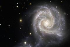 Galaxie na obrázku jsou zapletené do dramatického „tance“. Není jisté, zda tato interakce nakonec skončí srážkou a splynutím obou galaxií, jejich vzájemný vliv však už lze pozorovat.