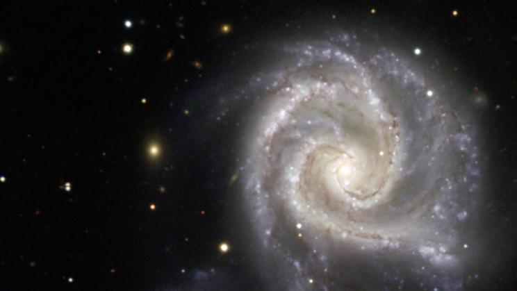 Galaxie na obrázku jsou zapletené do dramatického „tance“. Není jisté, zda tato interakce nakonec skončí srážkou a splynutím obou galaxií, jejich vzájemný vliv však už lze pozorovat.