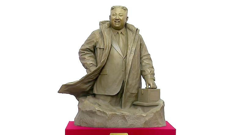 Severní Korea je poseta obrovskými sochami uctívajícími předky současného severokorejského vůdce.