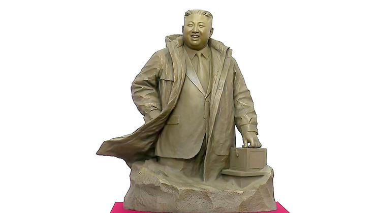 Severní Korea je poseta obrovskými sochami uctívajícími předky současného severokorejského vůdce.