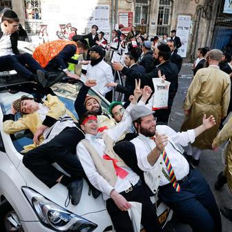 Purim ve stínu války: biblický příběh královny Ester se vrací  