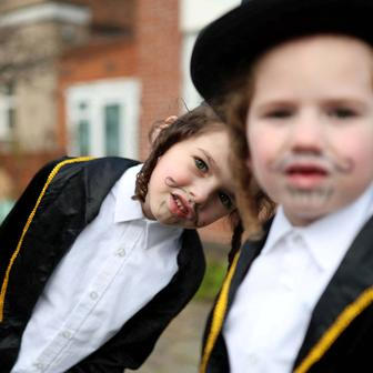 Purim ve stínu války: biblický příběh královny Ester se vrací  