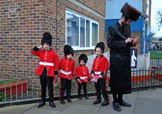 Purim ve stínu války: biblický příběh královny Ester se vrací  