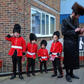 Purim ve stínu války: biblický příběh královny Ester se vrací  