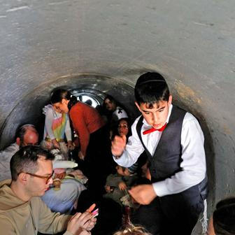 Purim ve stínu války: biblický příběh královny Ester se vrací  