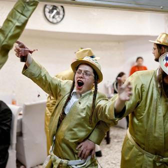 Purim ve stínu války: biblický příběh královny Ester se vrací  