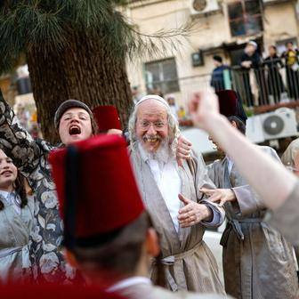 Purim ve stínu války: biblický příběh královny Ester se vrací  