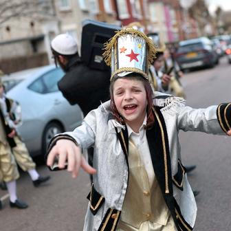 Purim ve stínu války: biblický příběh královny Ester se vrací  