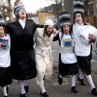 Purim ve stínu války: biblický příběh královny Ester se vrací  