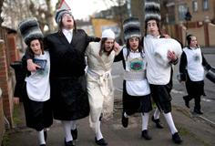 Purim ve stínu války: biblický příběh královny Ester se vrací  