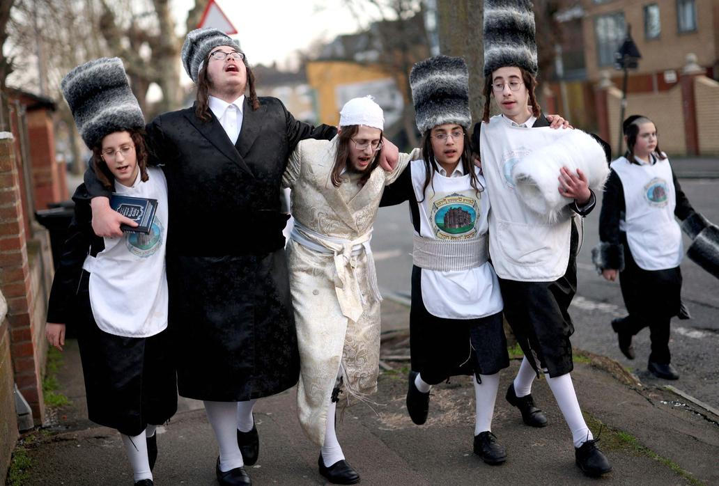 Purim ve stínu války: biblický příběh královny Ester se vrací  