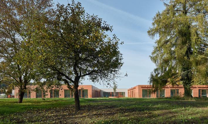 
„Moudrá společnost nepovažuje staré lidi za bezmocné kusy masa, nad kterými nutno plakat, které nutno uklidit, a o které nutno pečovat. Stáří takové společnosti může přinést moudrost, klid, oproštění od zbytečností, může předat zkušenosti a ukázat odstup od vřavy běžného dne.“
