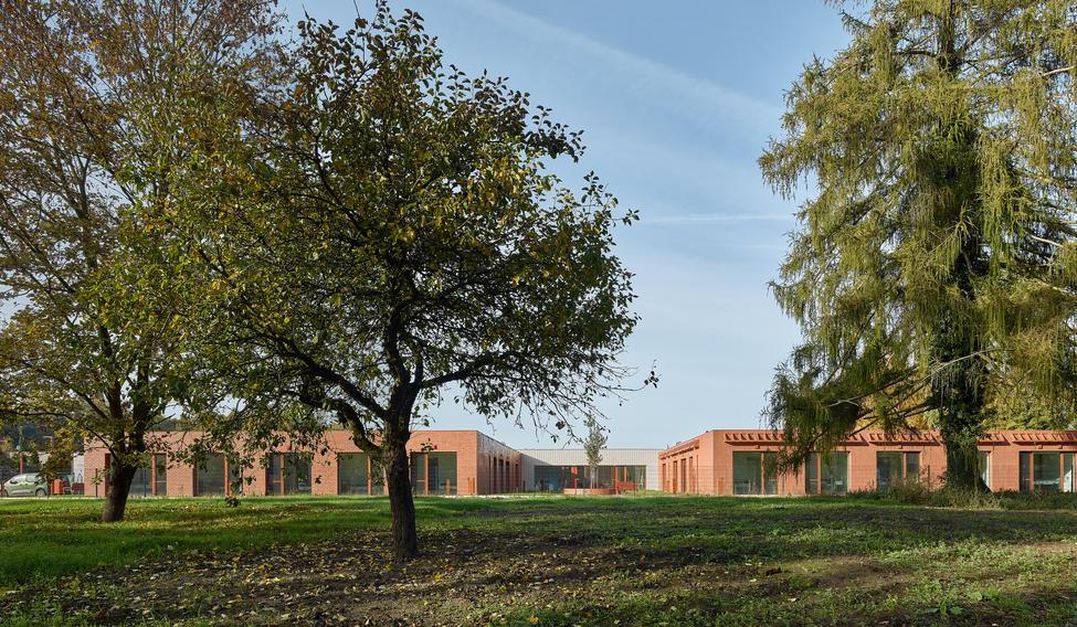 
„Moudrá společnost nepovažuje staré lidi za bezmocné kusy masa, nad kterými nutno plakat, které nutno uklidit, a o které nutno pečovat. Stáří takové společnosti může přinést moudrost, klid, oproštění od zbytečností, může předat zkušenosti a ukázat odstup od vřavy běžného dne.“
