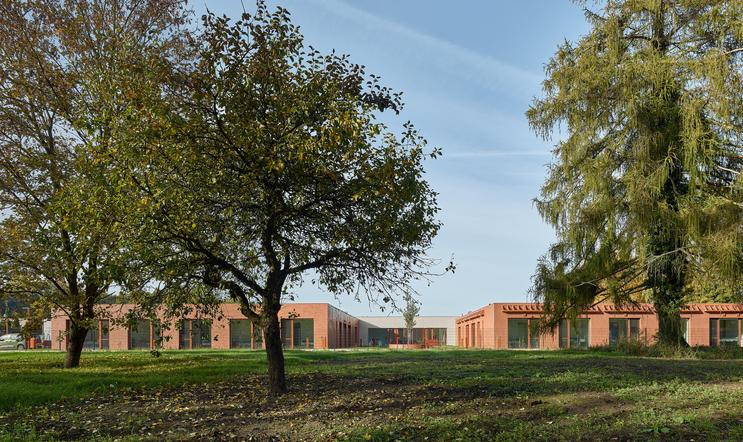 
„Moudrá společnost nepovažuje staré lidi za bezmocné kusy masa, nad kterými nutno plakat, které nutno uklidit, a o které nutno pečovat. Stáří takové společnosti může přinést moudrost, klid, oproštění od zbytečností, může předat zkušenosti a ukázat odstup od vřavy běžného dne.“
