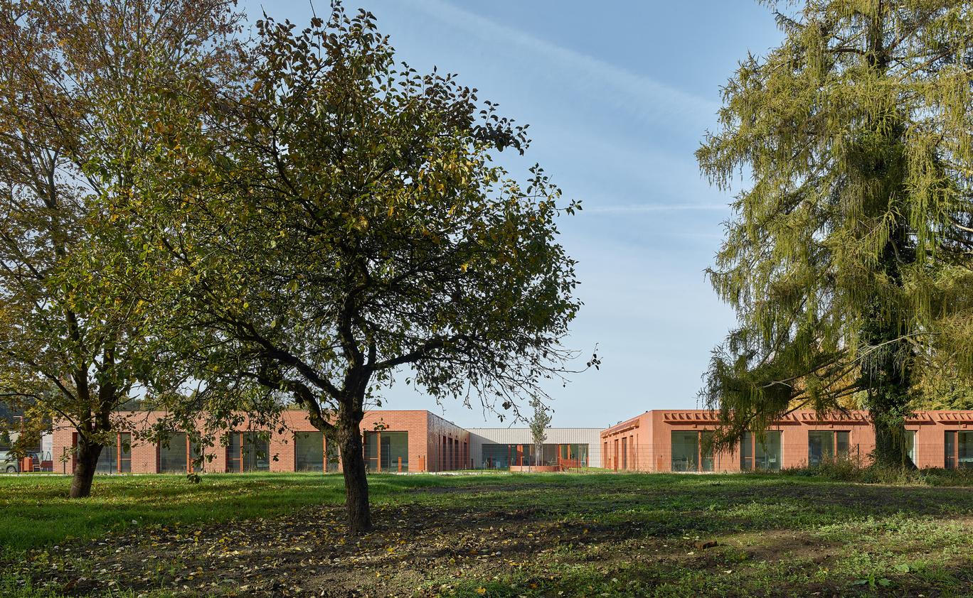 
„Moudrá společnost nepovažuje staré lidi za bezmocné kusy masa, nad kterými nutno plakat, které nutno uklidit, a o které nutno pečovat. Stáří takové společnosti může přinést moudrost, klid, oproštění od zbytečností, může předat zkušenosti a ukázat odstup od vřavy běžného dne.“
