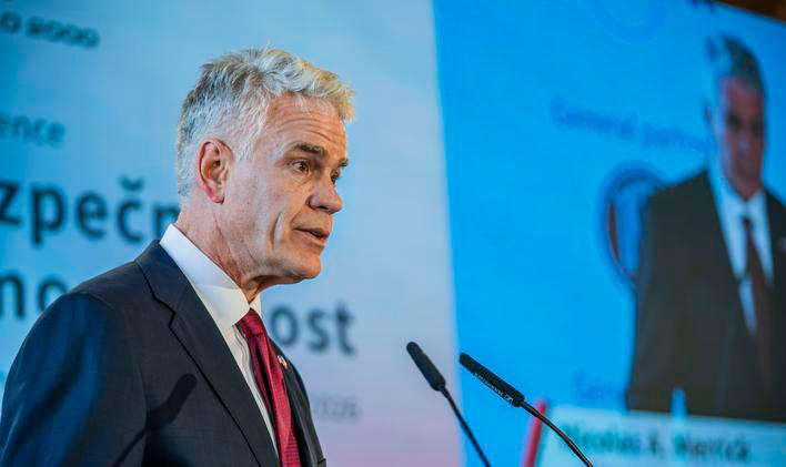Americký velvyslanec v Praze Nicholase Merrick na konferenci Naše bezpečnost není samozřejmost.