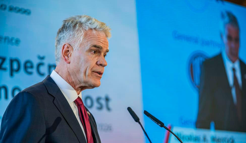 Americký velvyslanec v Praze Nicholase Merrick na konferenci Naše bezpečnost není samozřejmost.