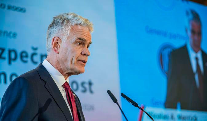 Americký velvyslanec v Praze Nicholase Merrick na konferenci Naše bezpečnost není samozřejmost.