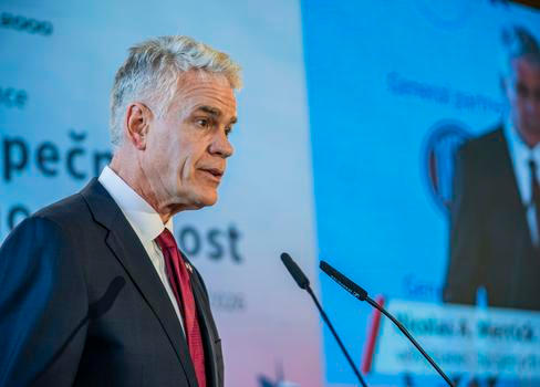 Americký velvyslanec v Praze Nicholase Merrick na konferenci Naše bezpečnost není samozřejmost.