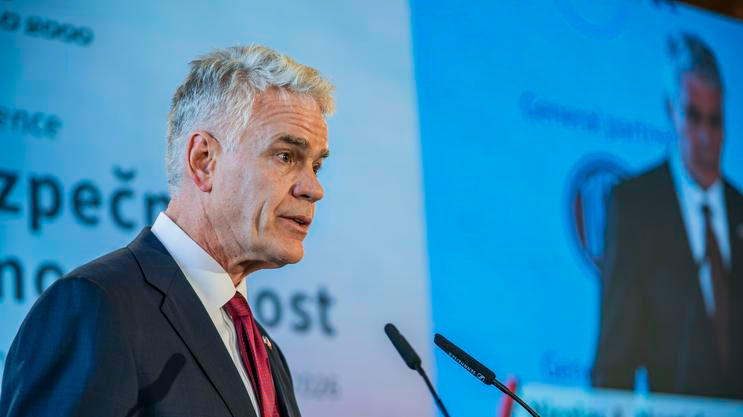 Americký velvyslanec v Praze Nicholase Merrick na konferenci Naše bezpečnost není samozřejmost.