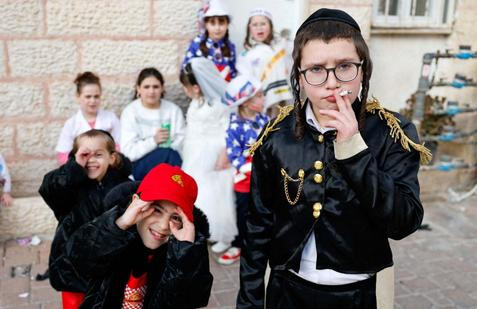 Purim ve stínu války: biblický příběh královny Ester se vrací  