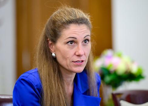 Eva Decroix, ministryně spravedlnosti, politička