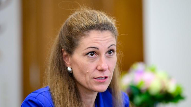 Eva Decroix, ministryně spravedlnosti, politička