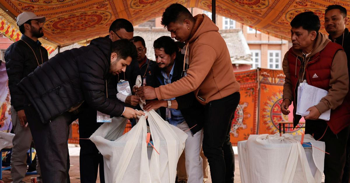 Raper vyzval komunisty. V Nepálu po krvavých protestech proběhly historické volby