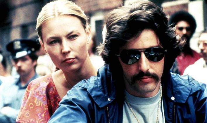 Snímek z filmu Serpico (1973) zachycuje Ala Pacina v roli mladého Franka Serpica, neúplatného newyorského policisty, který do služby vstoupil v roce 1959 s idealistickou představou o veřejné službě. 