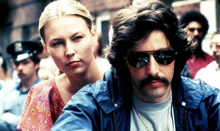 Snímek z filmu Serpico (1973) zachycuje Ala Pacina v roli mladého Franka Serpica, neúplatného newyorského policisty, který do služby vstoupil v roce 1959 s idealistickou představou o veřejné službě. 