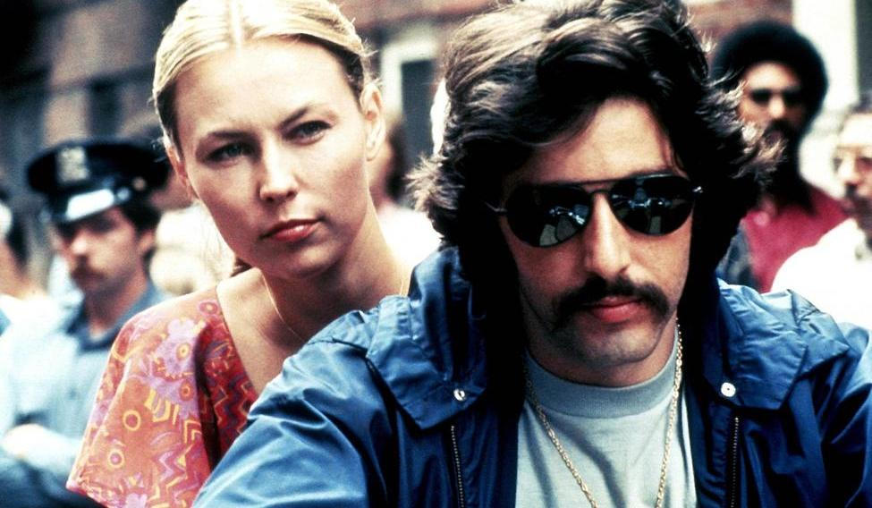 Snímek z filmu Serpico (1973) zachycuje Ala Pacina v roli mladého Franka Serpica, neúplatného newyorského policisty, který do služby vstoupil v roce 1959 s idealistickou představou o veřejné službě. 