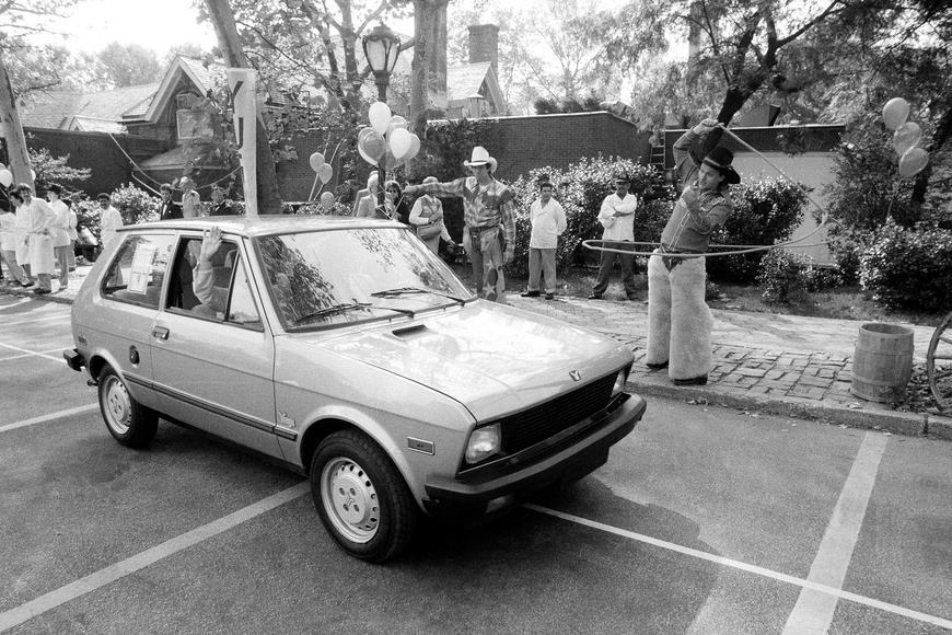 Nejhorší auto světa má českou stopu. Yugo se v USA rozpadalo, i tak na něj stály fronty
