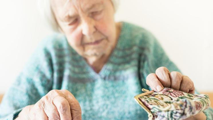 Senior, stáří, peníze, důchod, peněženka